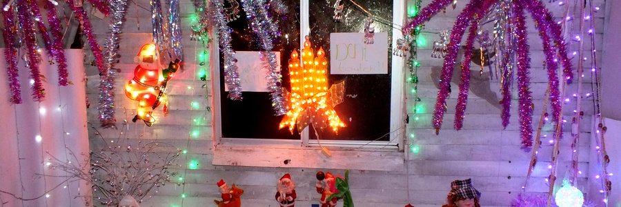 n Voorbeeld van die vele gekleurde uitbeeldings met Kersliggies by Yvonne Groenewald se woning in Buitekantstraat.